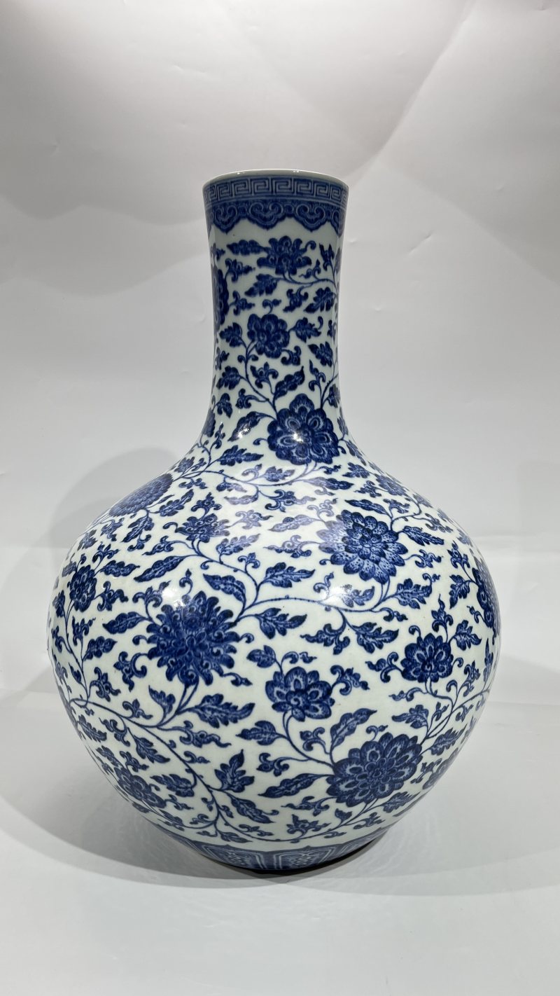 清乾隆 青花缠枝花卉纹天球瓶 - 图3