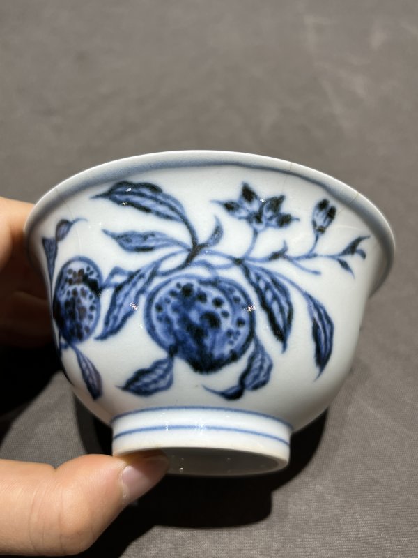 明永乐 青花折枝桃纹杯 - 图2