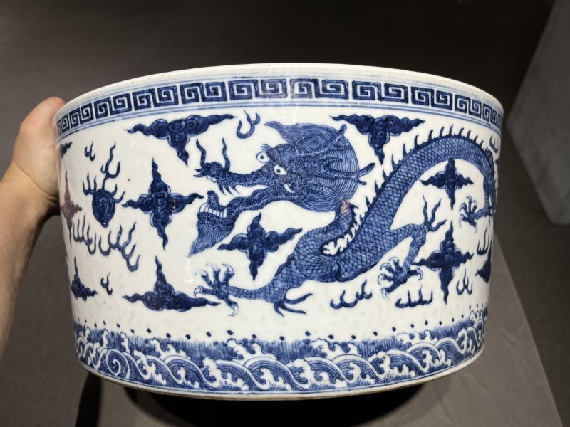 明嘉靖青花外双龙戏珠五爪龙纹内鱼藻纹缸 - 图5