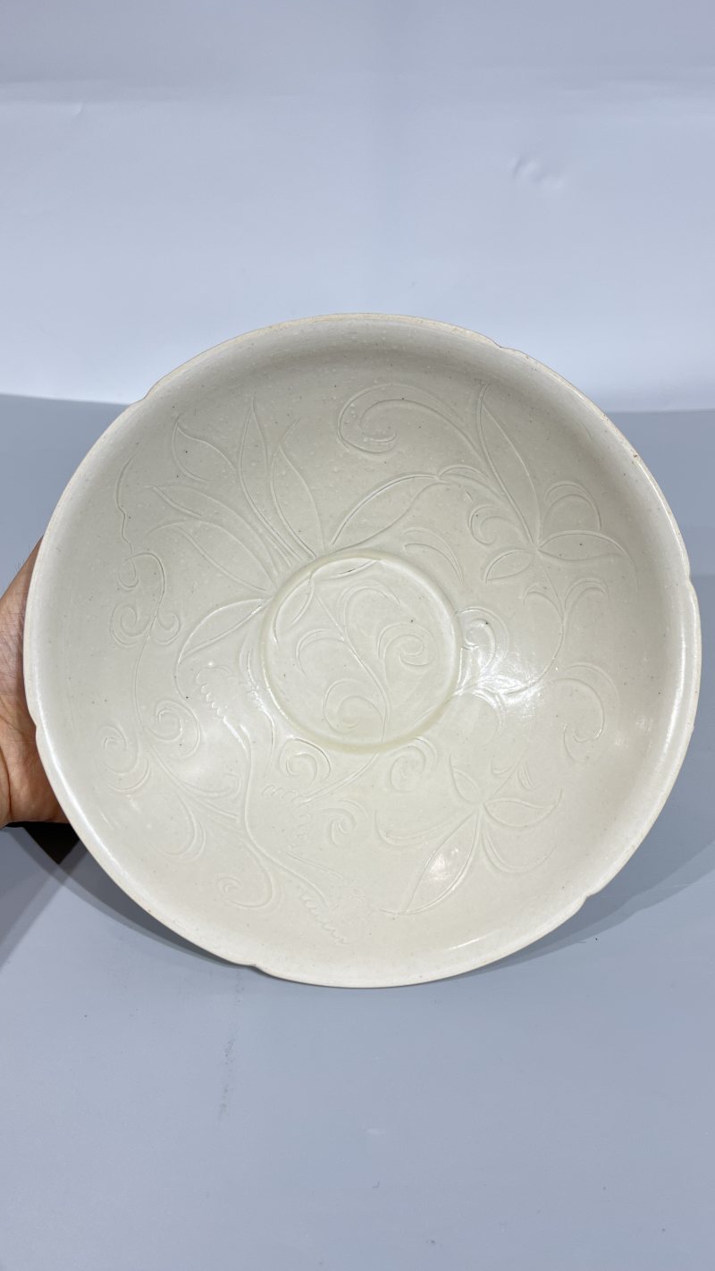 明 定瓷刻花花口碗 - 图3