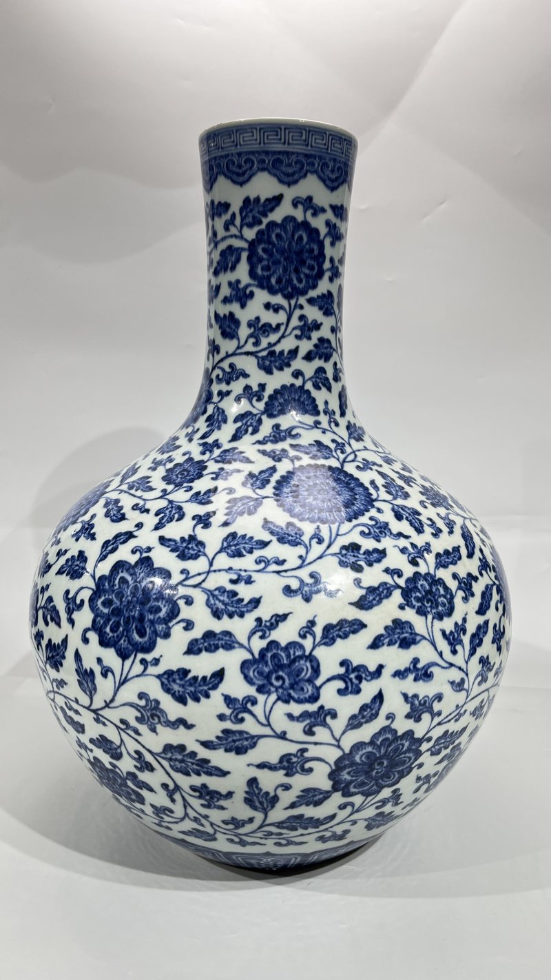 清乾隆 青花缠枝花卉纹天球瓶 - 图4