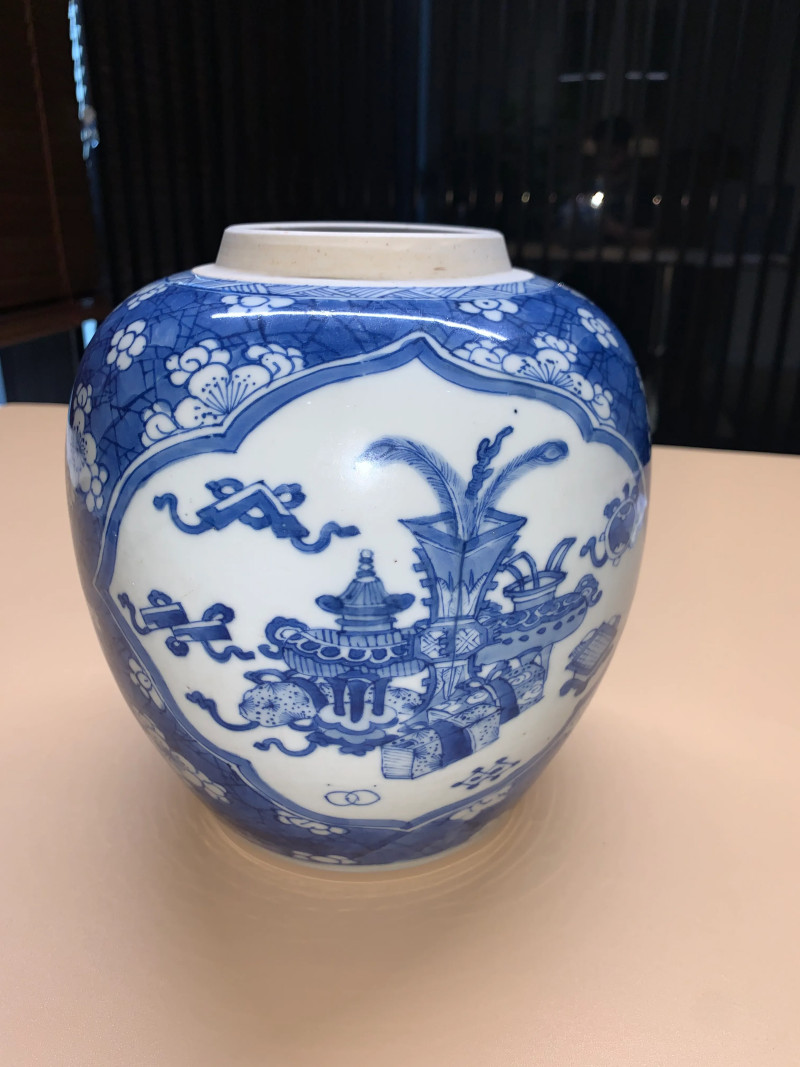 清康熙 青花冰梅开光山水人物纹罐 - 图2