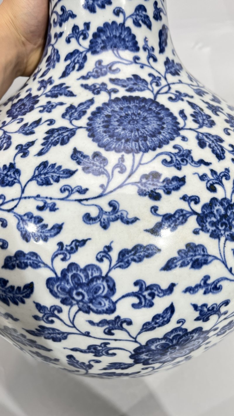 清乾隆 青花缠枝花卉纹天球瓶 - 图5