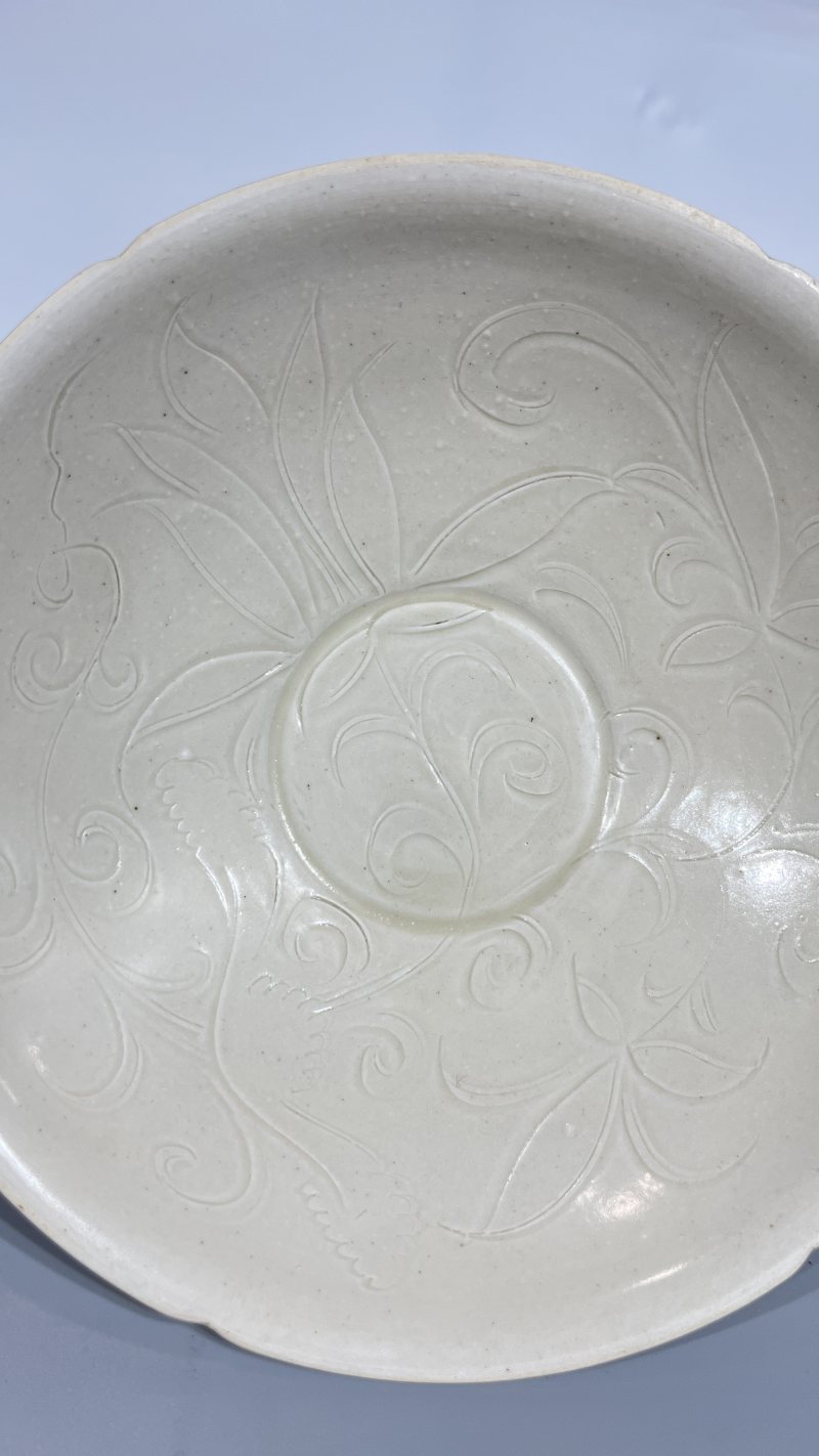 明 定瓷刻花花口碗 - 图5