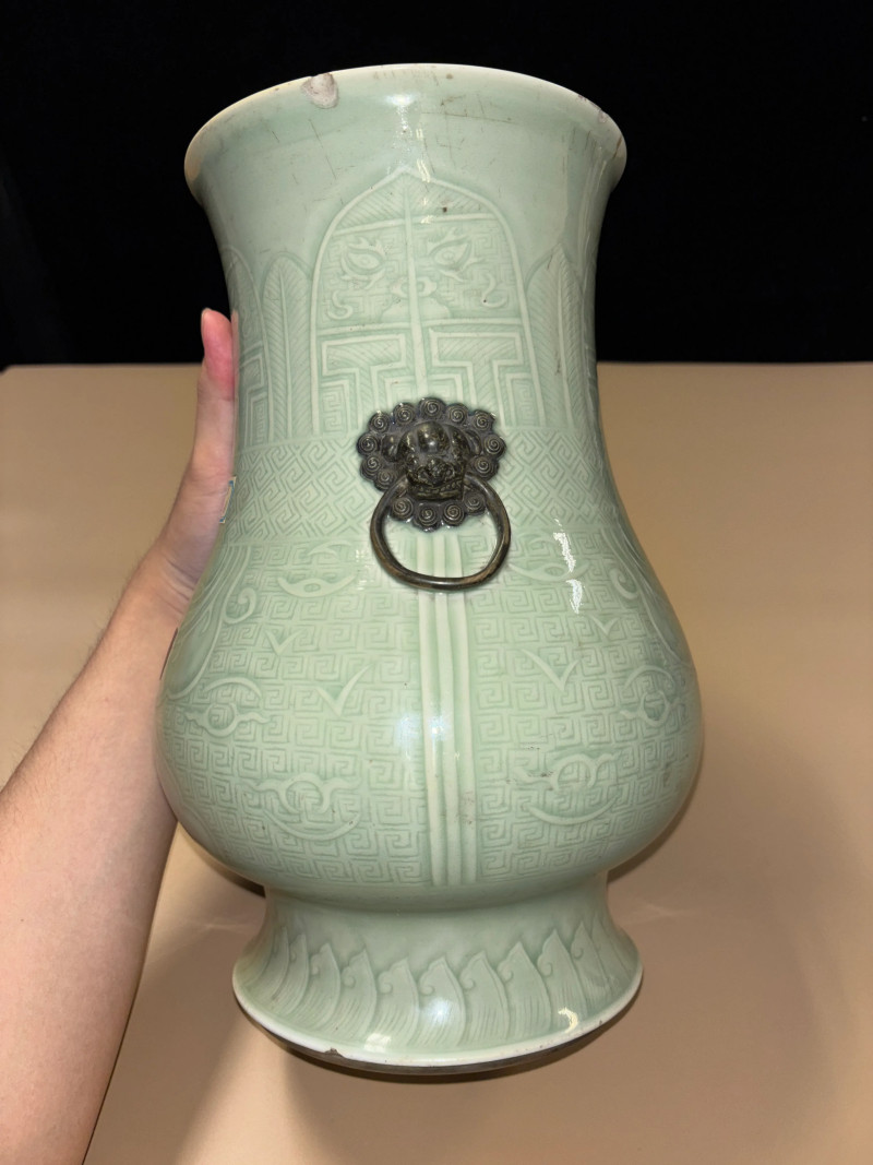 清乾隆 粉青釉模印兽面纹双耳瓶 - 图3