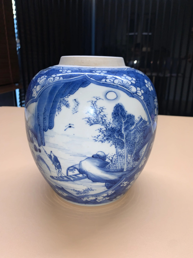清康熙 青花冰梅开光山水人物纹罐 - 图3