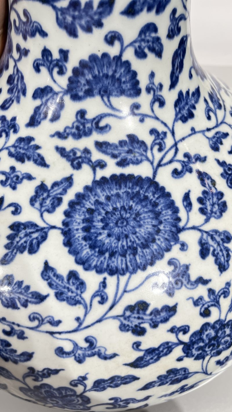 清乾隆 青花缠枝花卉纹天球瓶 - 图6