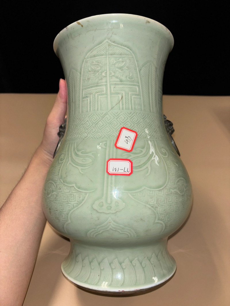 清乾隆 粉青釉模印兽面纹双耳瓶 - 图4