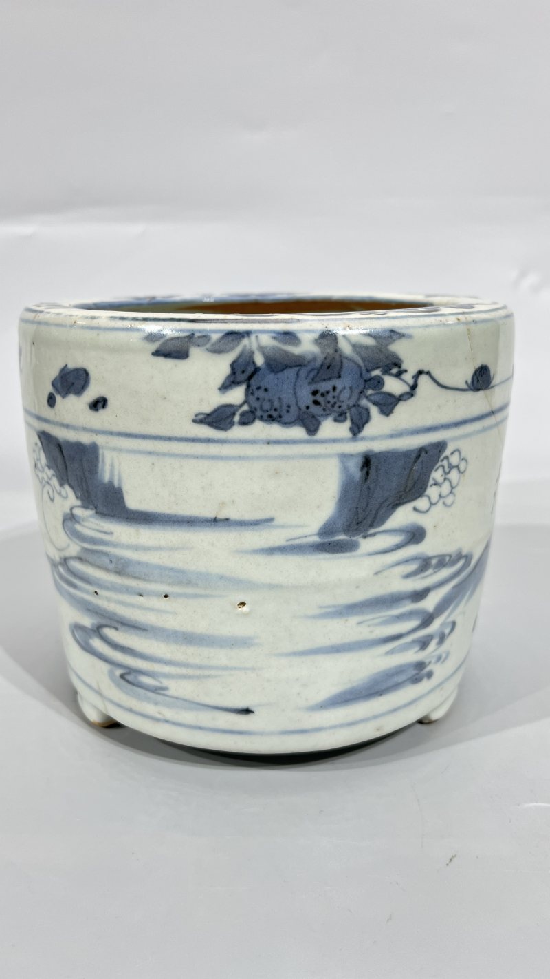 明 青花山水人物纹三足炉 - 图5