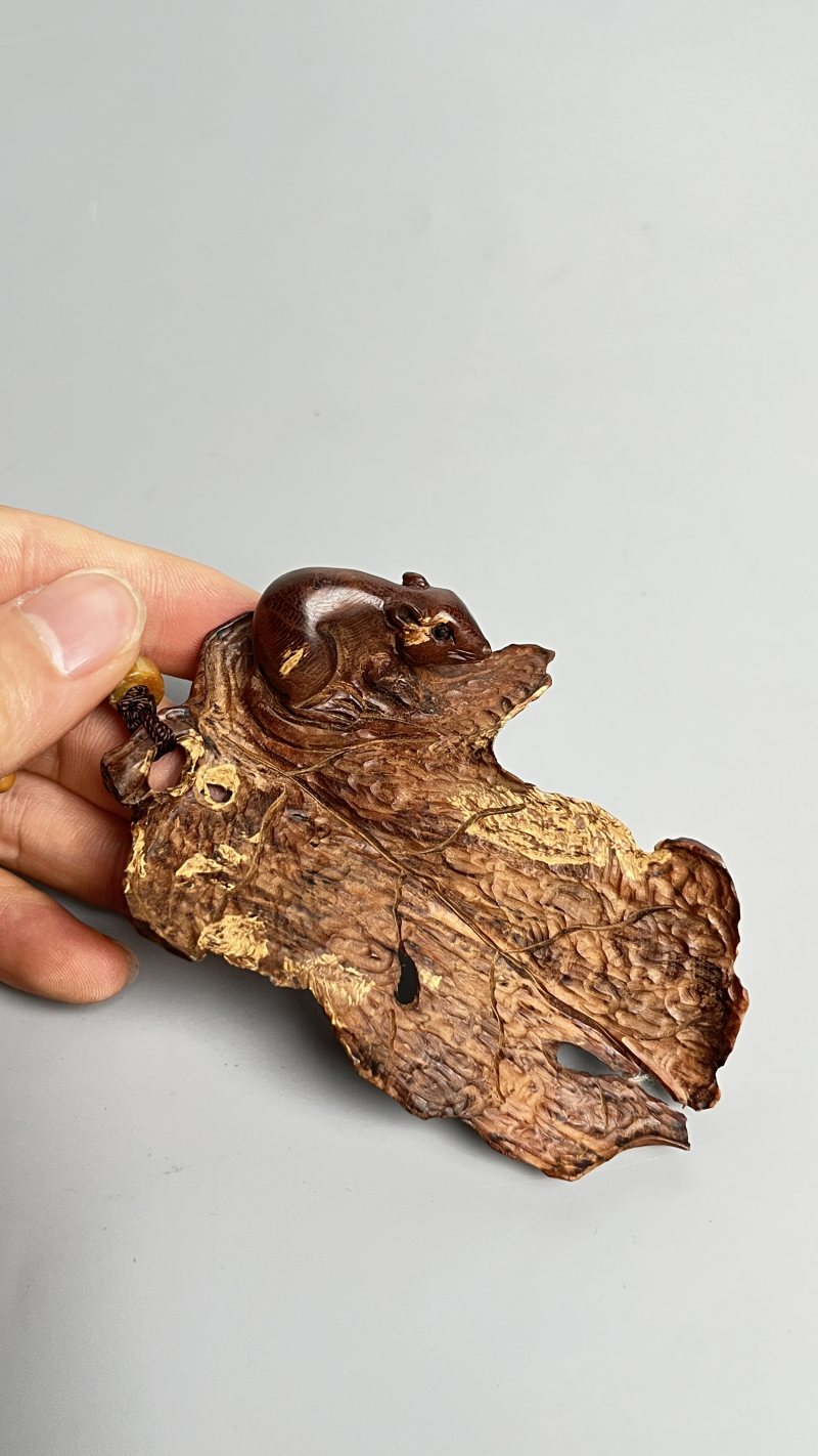 清 沉香雕松鼠树叶挂件 - 图3