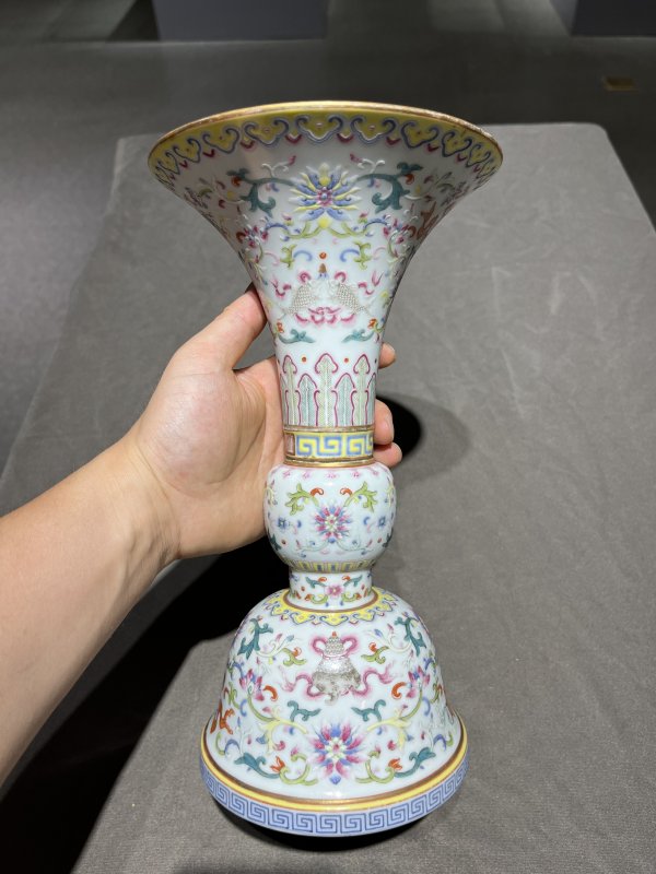 清嘉庆 粉彩缠枝花卉八吉祥花觚 - 图2