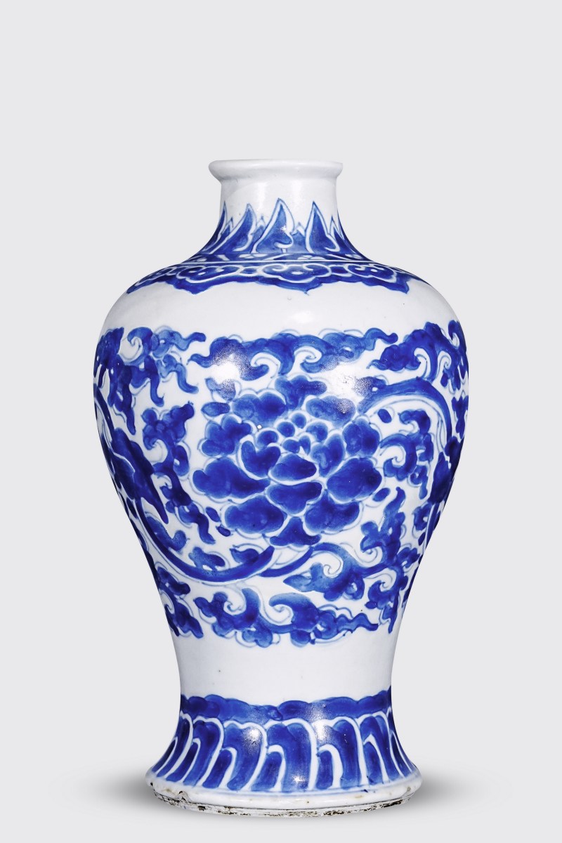 清康熙 青花缠枝花卉纹梅瓶