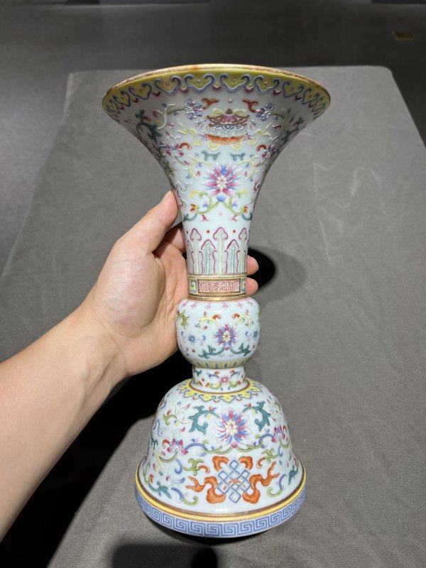 清嘉庆 粉彩缠枝花卉八吉祥花觚 - 图3