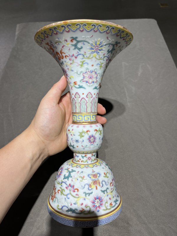 清嘉庆 粉彩缠枝花卉八吉祥花觚 - 图4
