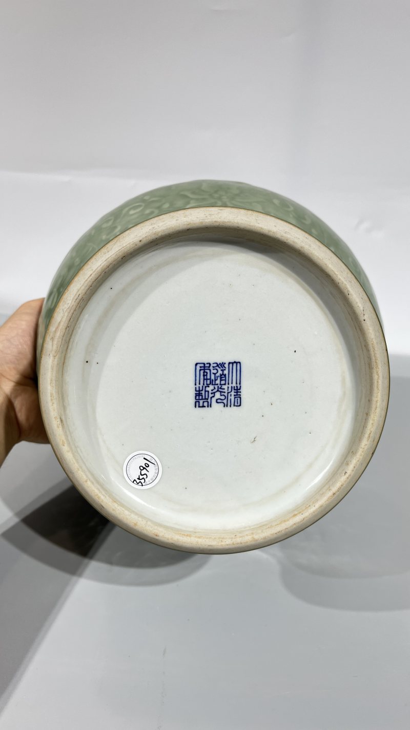 清 豆青釉暗刻花卉纹尊 - 图7