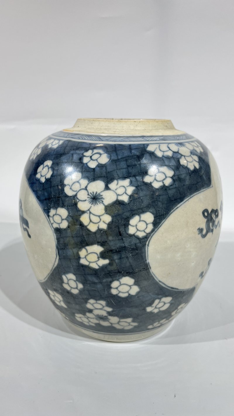 清 青花山水人物纹船洗、清 青花冰梅开窗博古纹罐（一组） - 图3