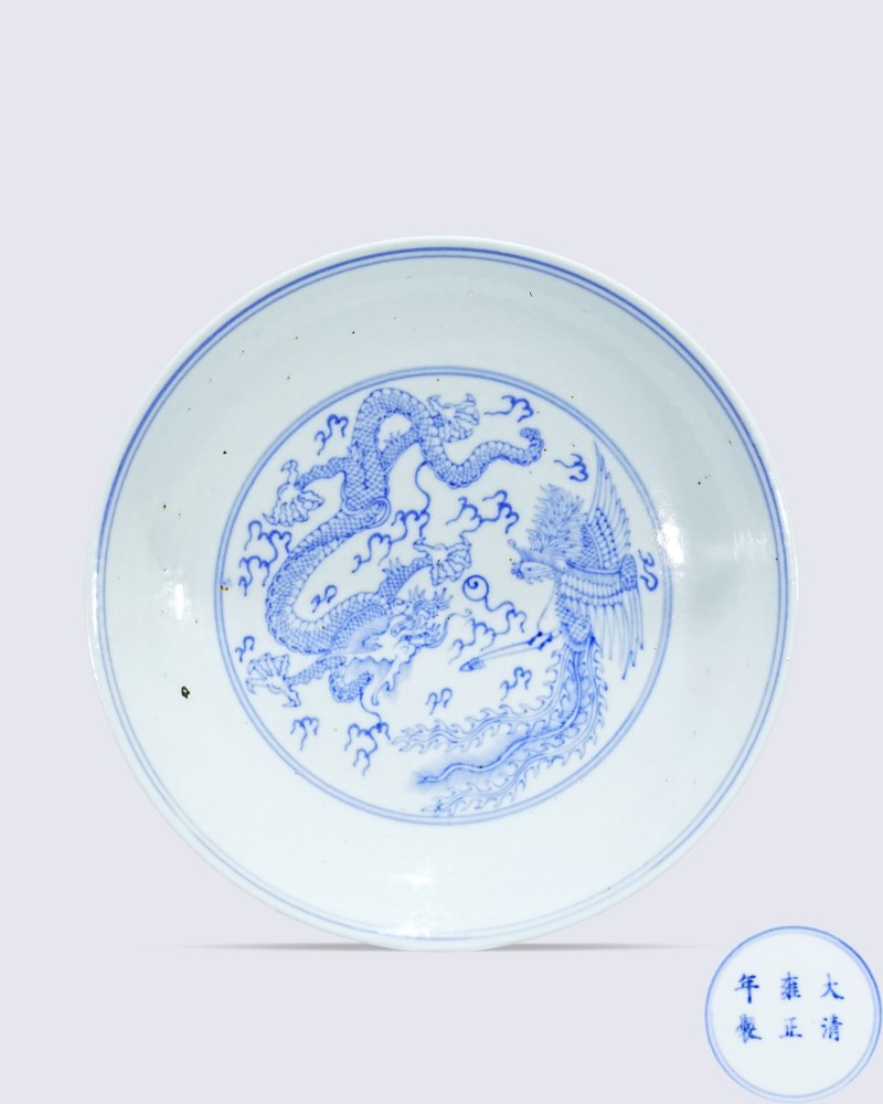 " 大清雍正年制 " 款青花淡描海水龙凤纹盘