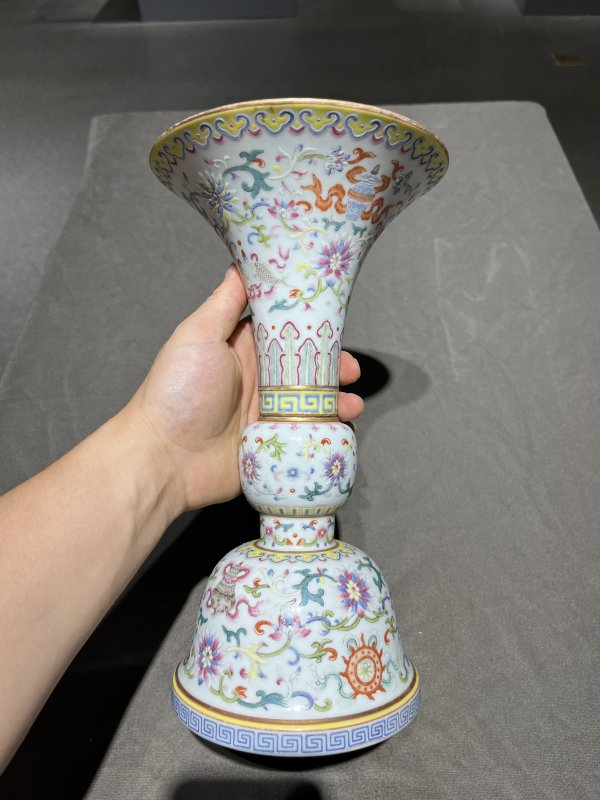 清嘉庆 粉彩缠枝花卉八吉祥花觚 - 图5