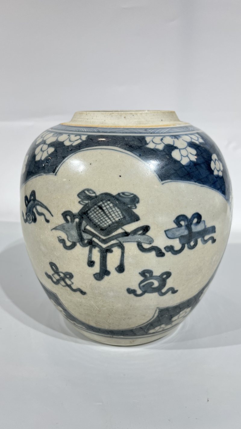 清 青花山水人物纹船洗、清 青花冰梅开窗博古纹罐（一组） - 图4