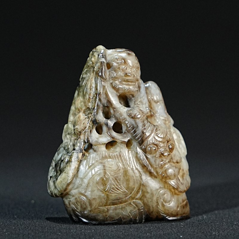 明 胡人戏狮玉佩