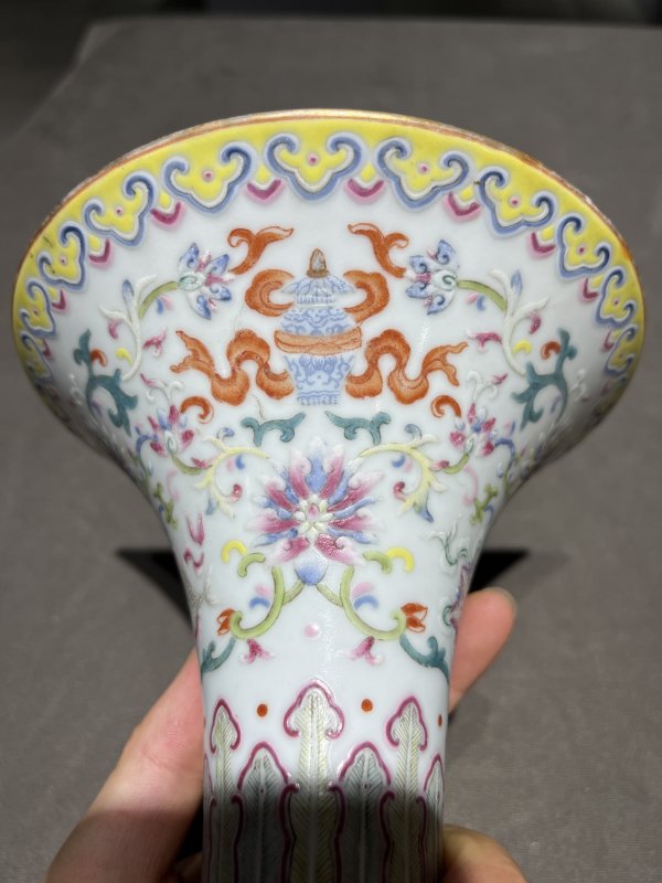 清嘉庆 粉彩缠枝花卉八吉祥花觚 - 图6