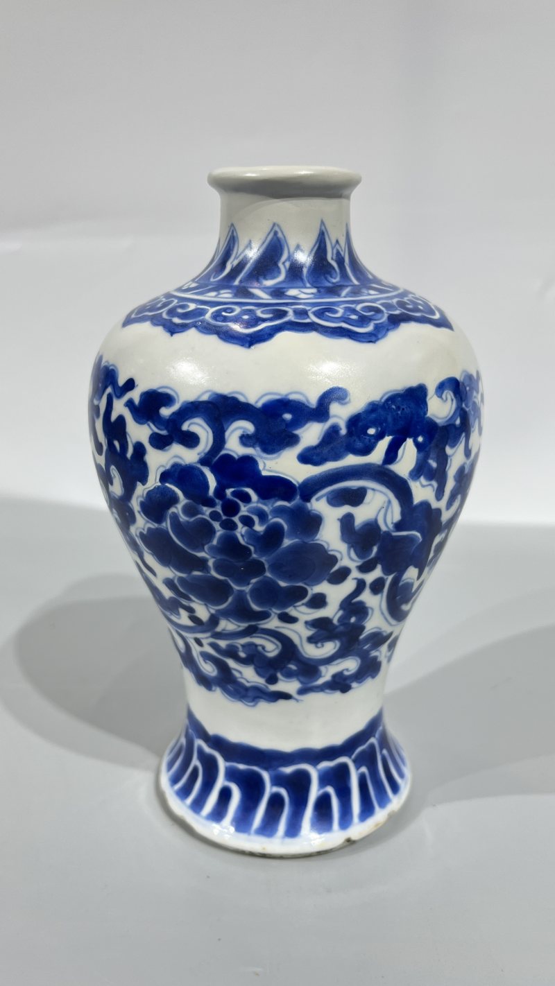 清康熙 青花缠枝花卉纹梅瓶 - 图5