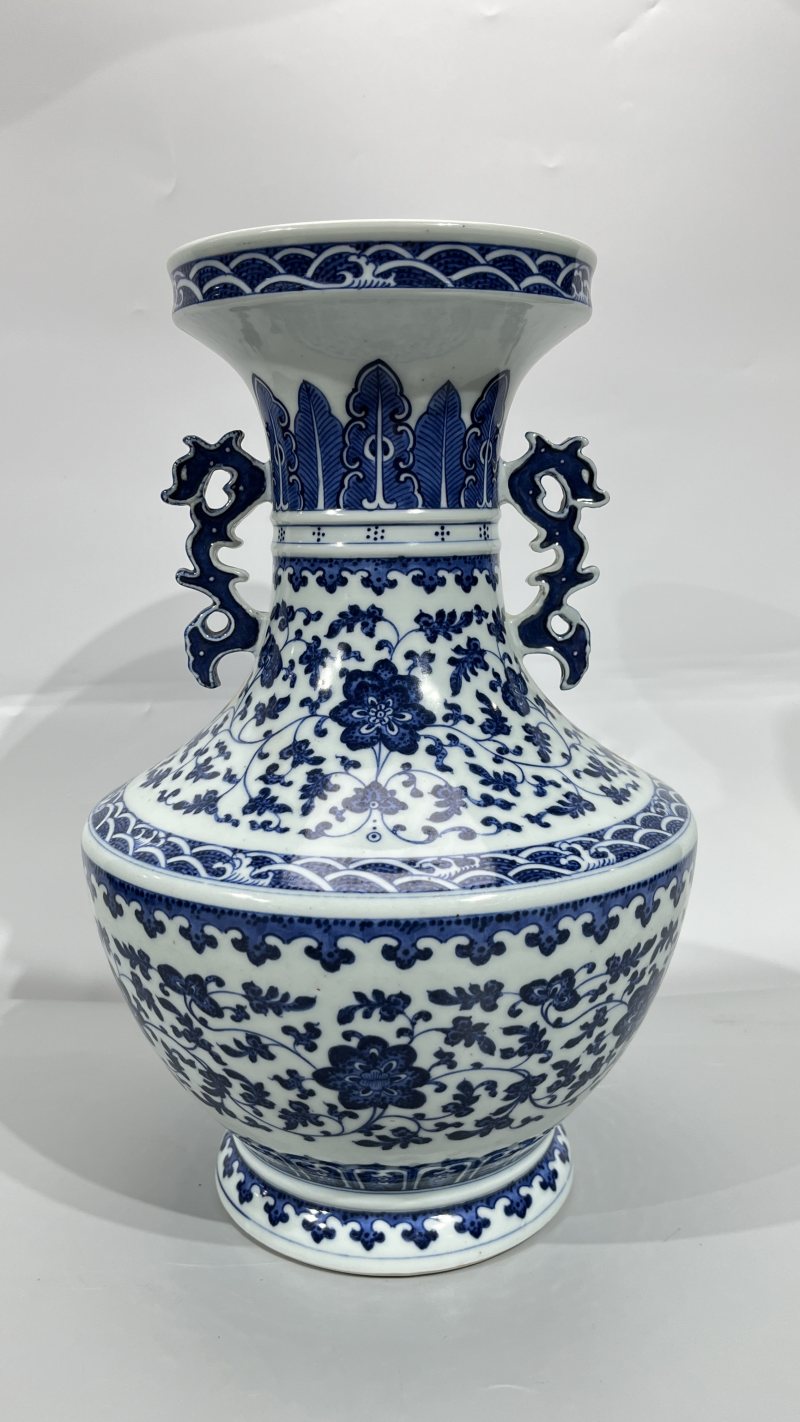 清乾隆 青花缠枝花卉双龙耳瓶 - 图2