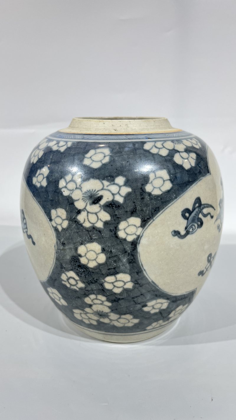 清 青花山水人物纹船洗、清 青花冰梅开窗博古纹罐（一组） - 图5