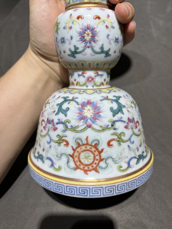 清嘉庆 粉彩缠枝花卉八吉祥花觚 - 图7