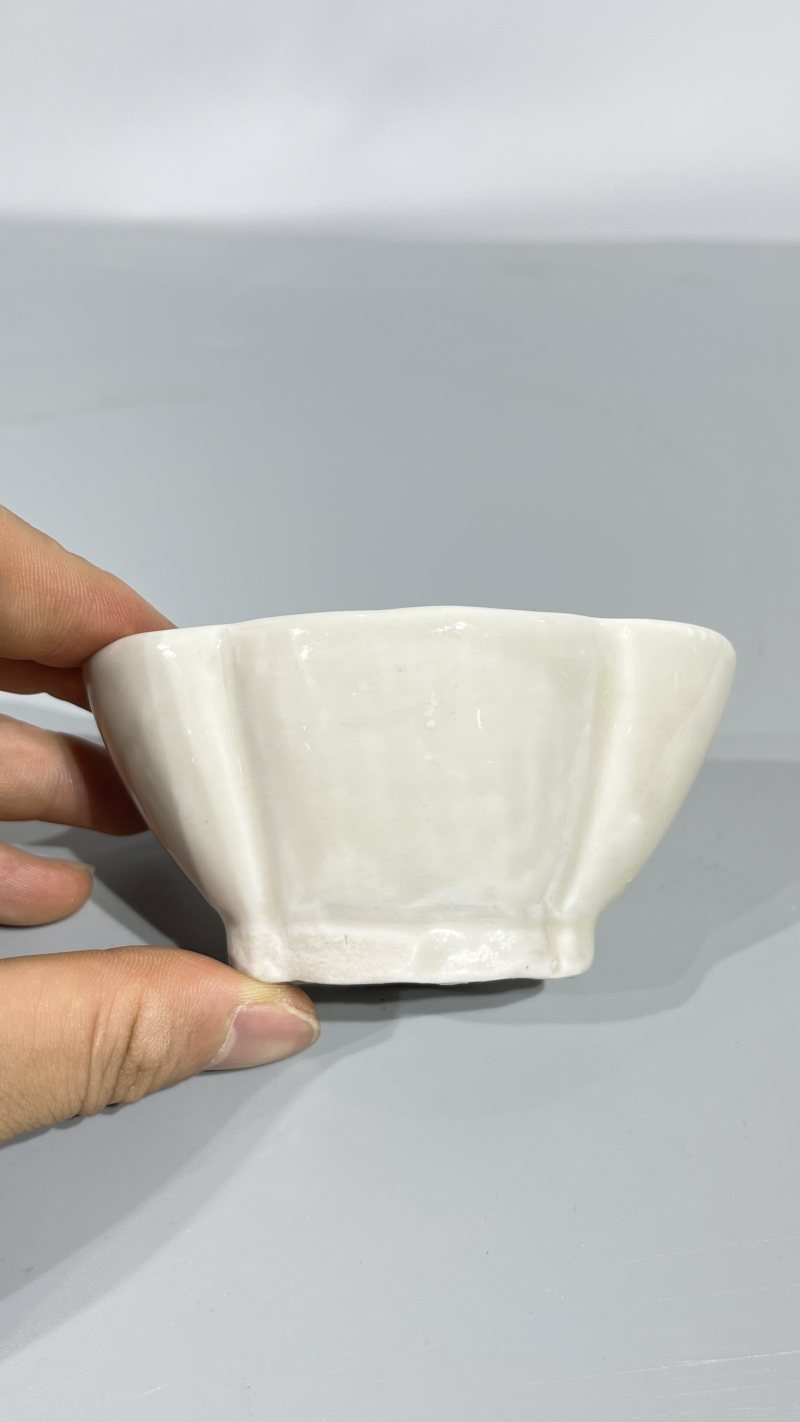 明 定白瓷海棠形鱼纹洗 - 图2