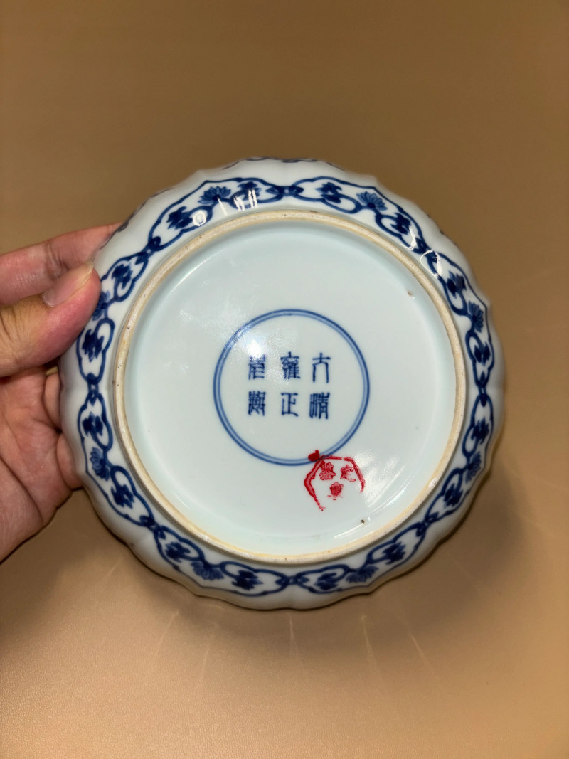 清雍正 青花八吉祥纹花口盘 - 图7