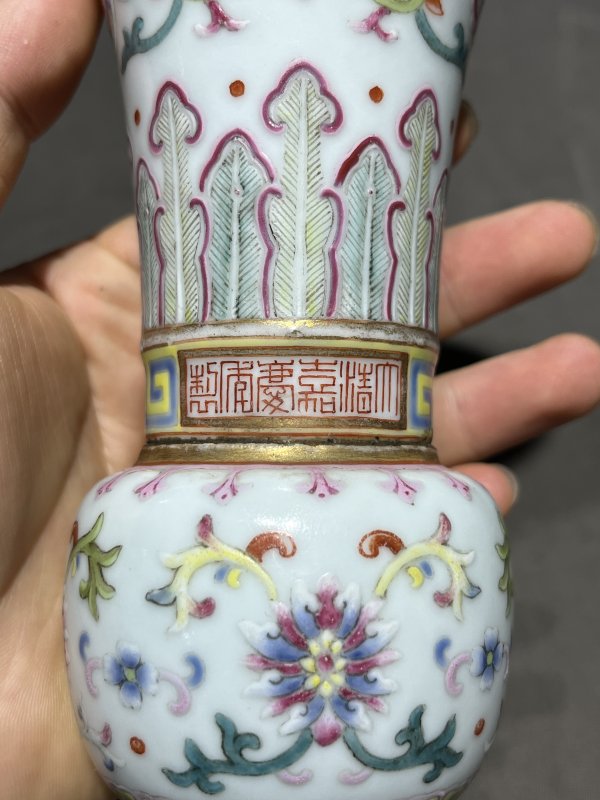 清嘉庆 粉彩缠枝花卉八吉祥花觚 - 图8