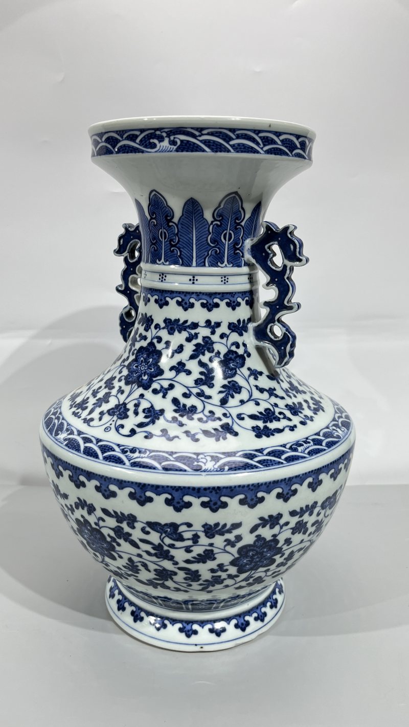 清乾隆 青花缠枝花卉双龙耳瓶 - 图5