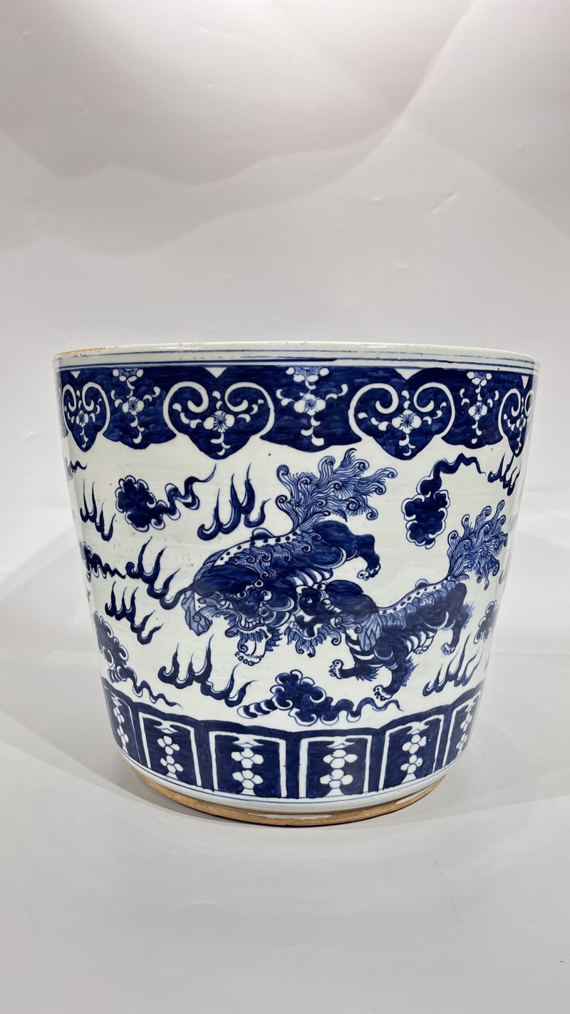 清 青花狮纹大花盆 - 图2