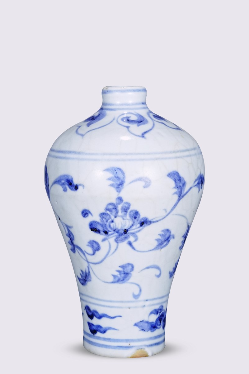 明洪武 青花缠枝牡丹纹梅瓶