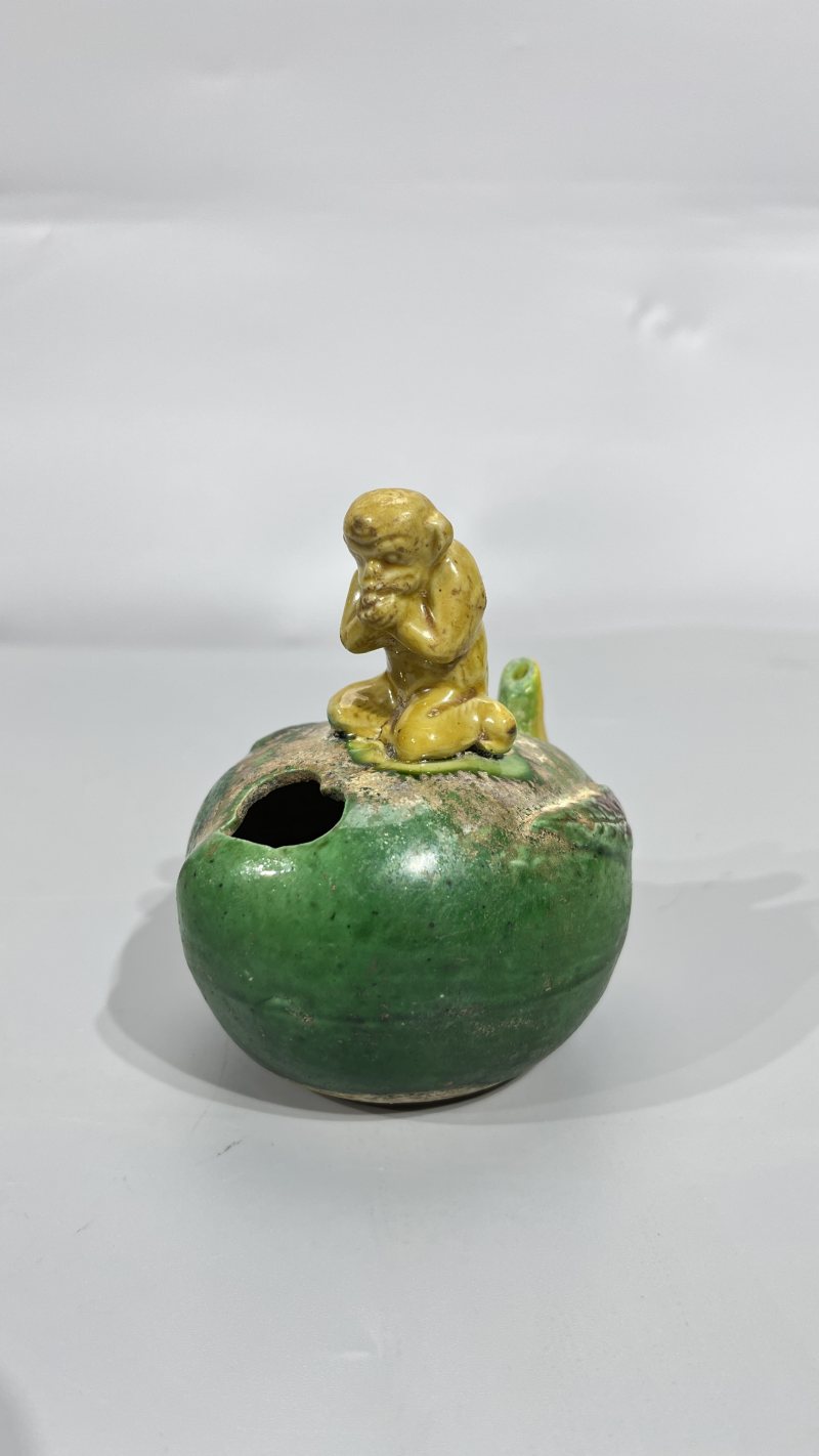 明早期 黄绿彩猴子寿桃形水盂 - 图2
