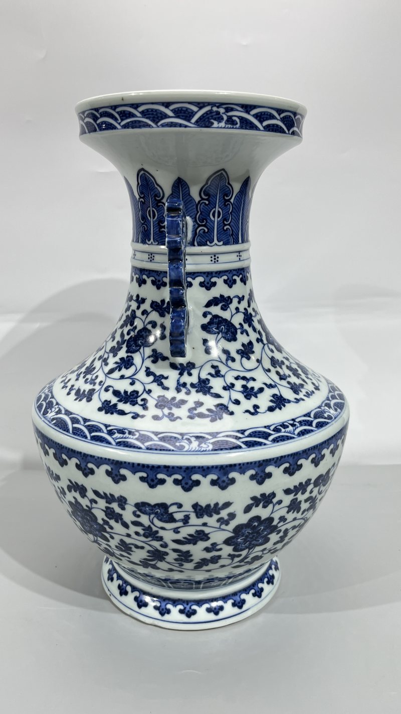 清乾隆 青花缠枝花卉双龙耳瓶 - 图6