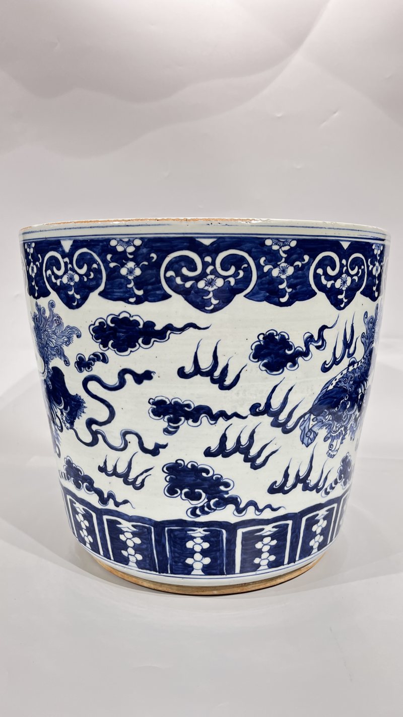 清 青花狮纹大花盆 - 图3