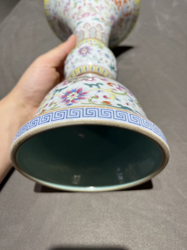 清嘉庆 粉彩缠枝花卉八吉祥花觚 - 图11