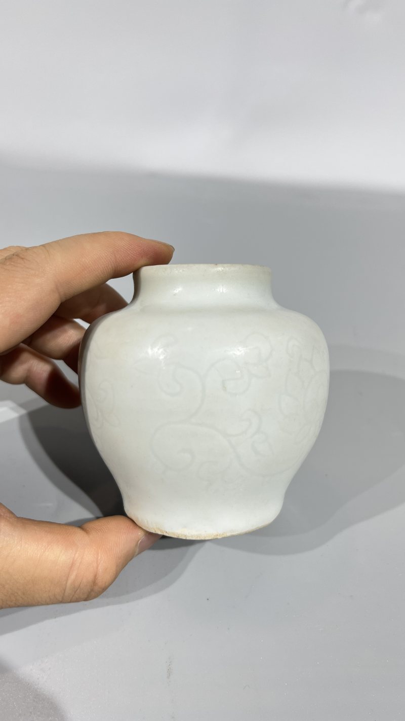 明早期 甜白釉暗刻花卉纹罐 - 图5