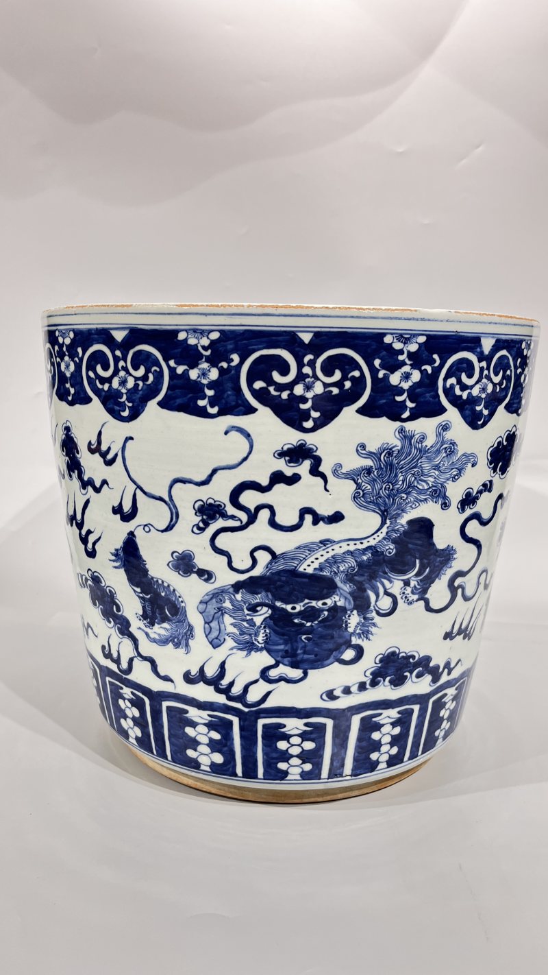 清 青花狮纹大花盆 - 图4