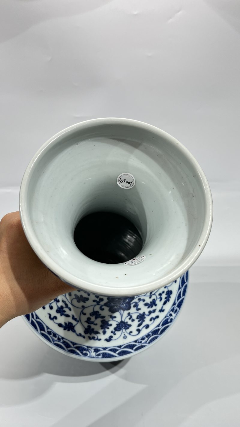 清乾隆 青花缠枝花卉双龙耳瓶 - 图8