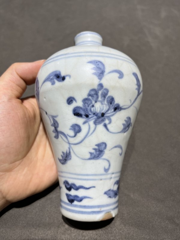 明洪武 青花缠枝牡丹纹梅瓶 - 图5