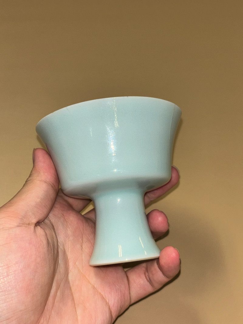 清雍正 粉青釉模印凤穿花纹高足杯 - 图4