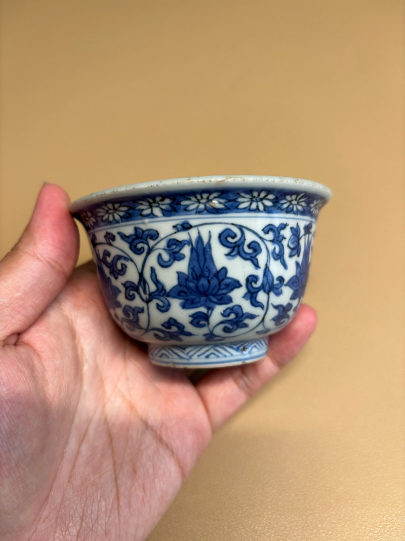 明万历 青花仿永乐缠枝花卉纹压手杯 - 图2