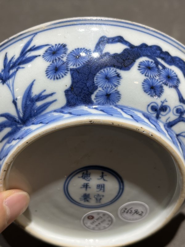 "大明宣德年制"款青花岁寒三友纹盘 - 图4