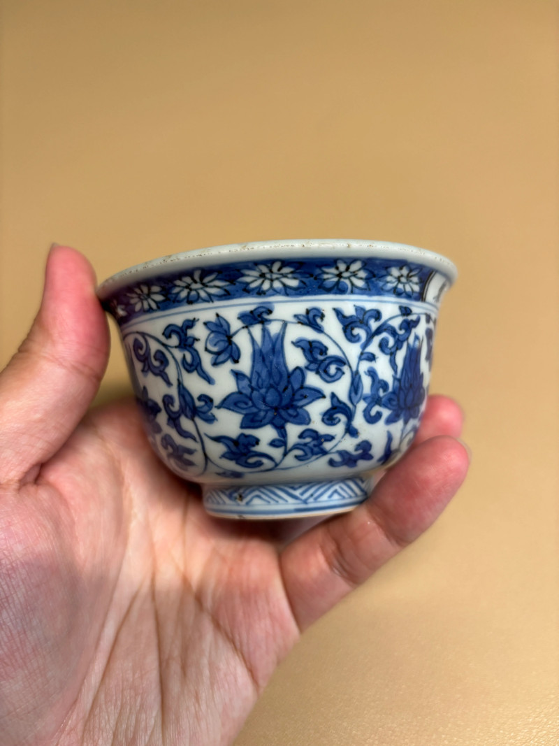 明万历 青花仿永乐缠枝花卉纹压手杯 - 图3