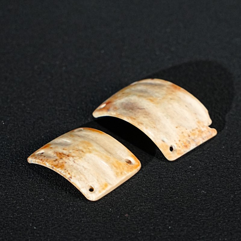 明 红沁玉四孔佩饰（一组）
