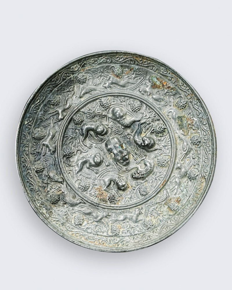 明 高浮雕海兽葡萄纹铜镜