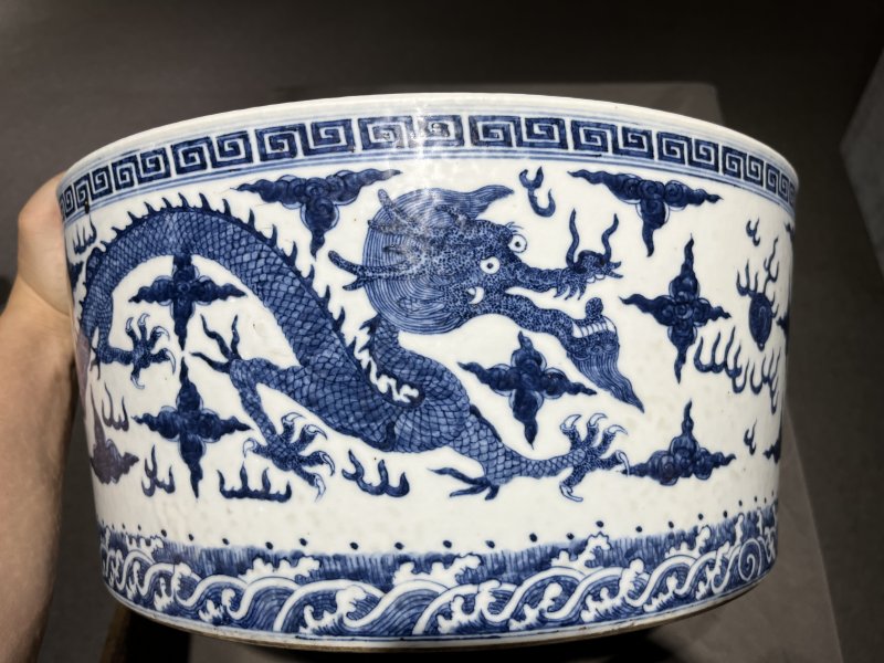 明嘉靖青花外双龙戏珠五爪龙纹内鱼藻纹缸 - 图2